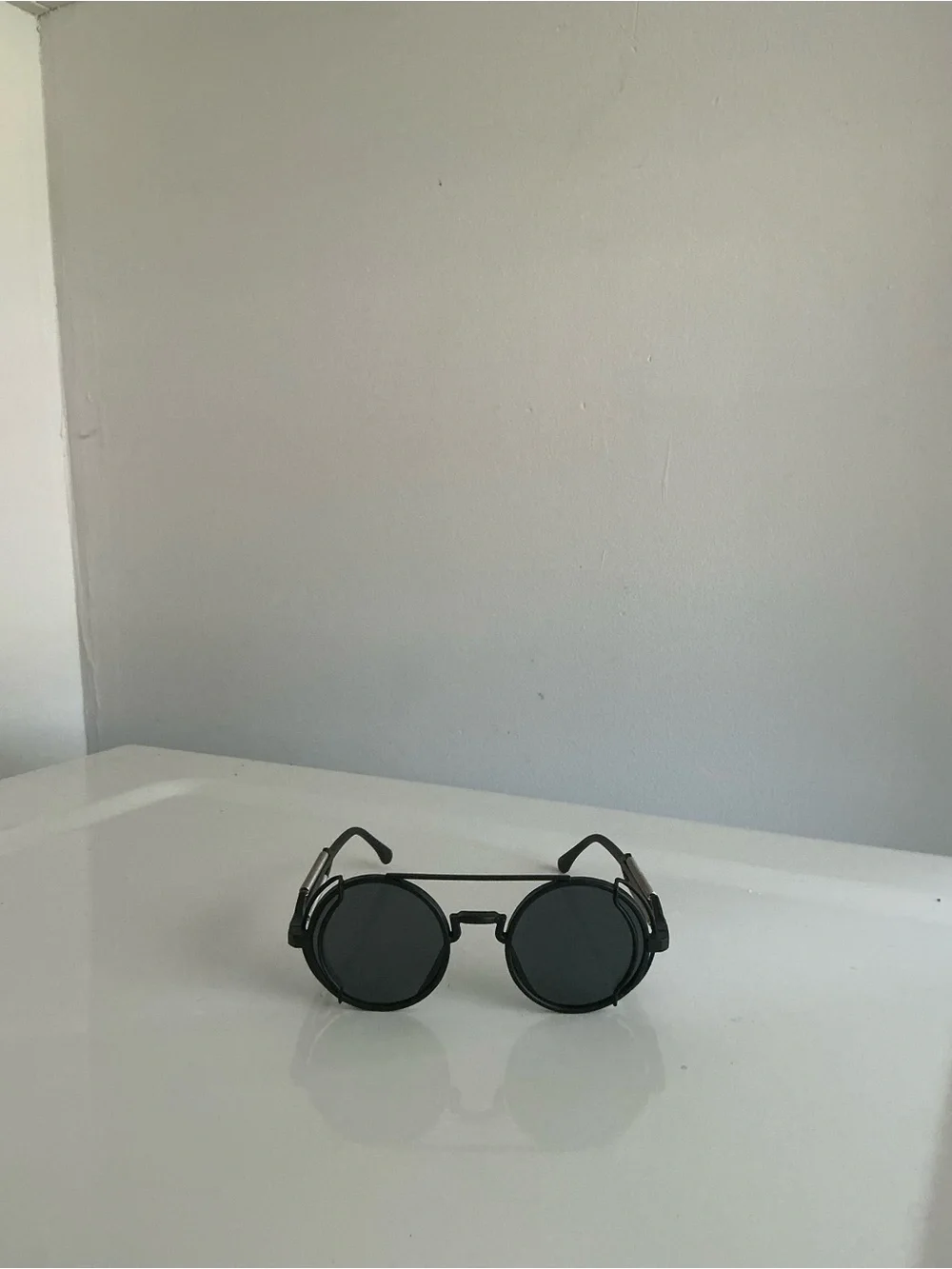 Round Black Unisex Sunglasses with Vintage Metal Frame